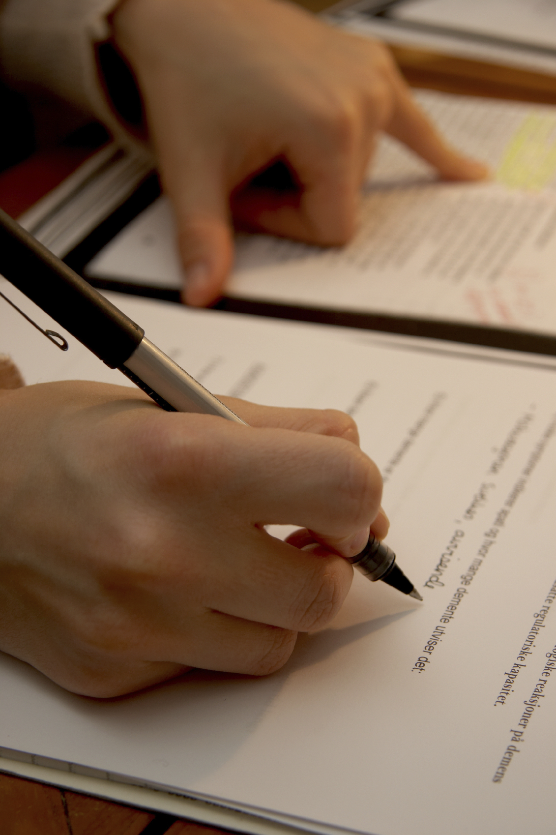 What contribution can advanced practitioners make to the surgical team?